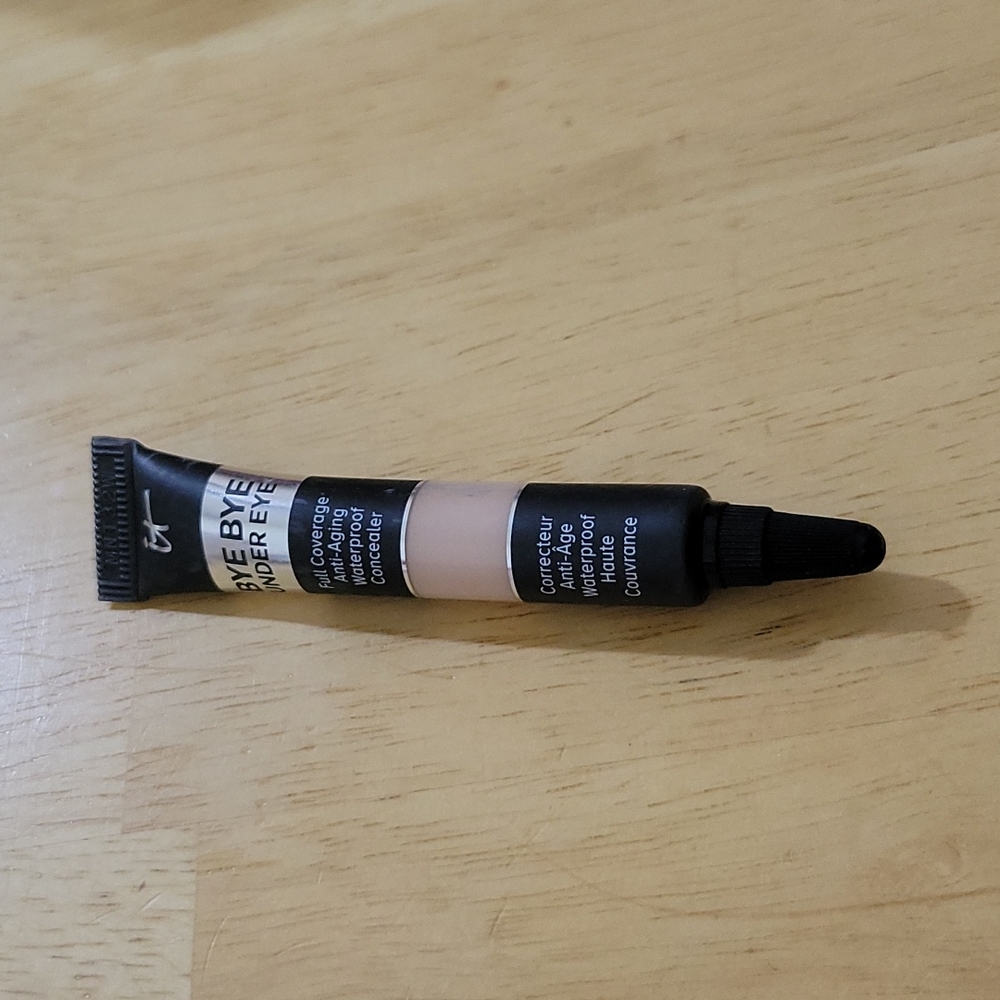 It cosmetics Bye Bye under eye concealer in shade light natural NWT new